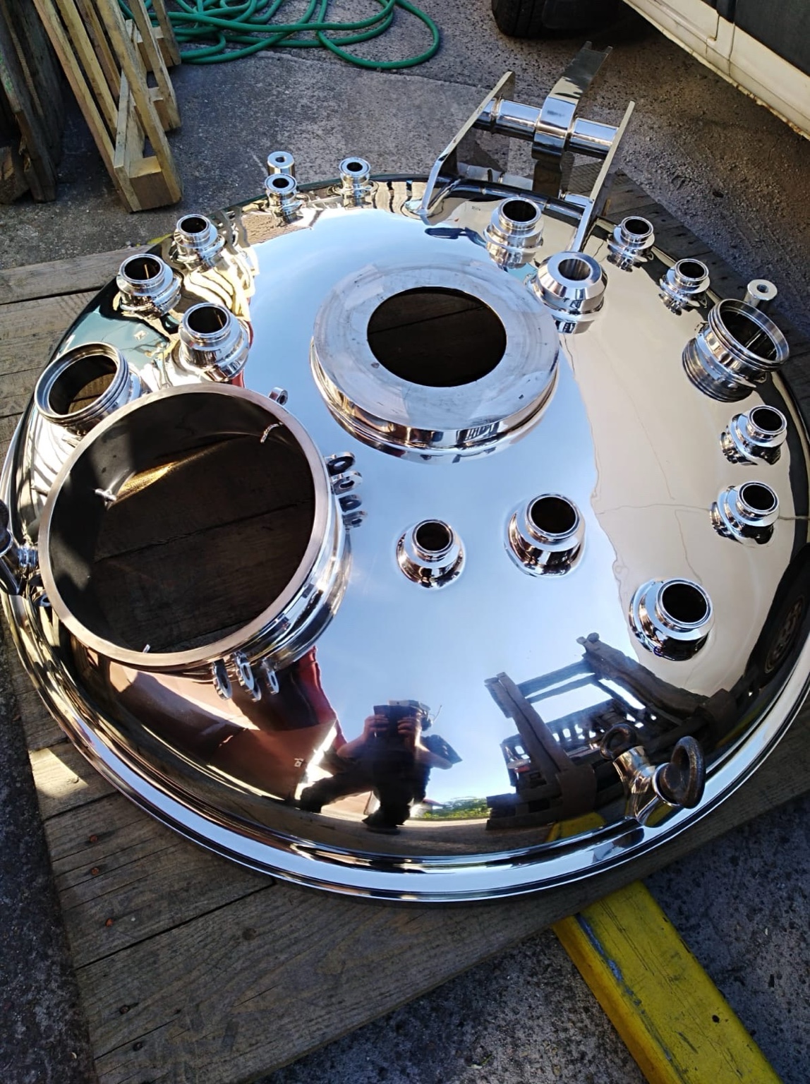 Leštěný nerez – zrcadlový povrch nerezového dílu