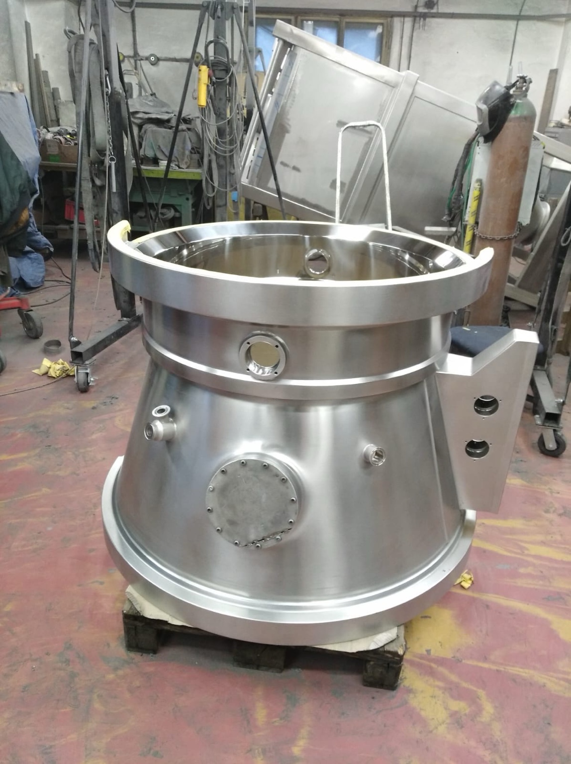 Povrchová úprava nerezu – nerezová nádoba po broušení a leštění