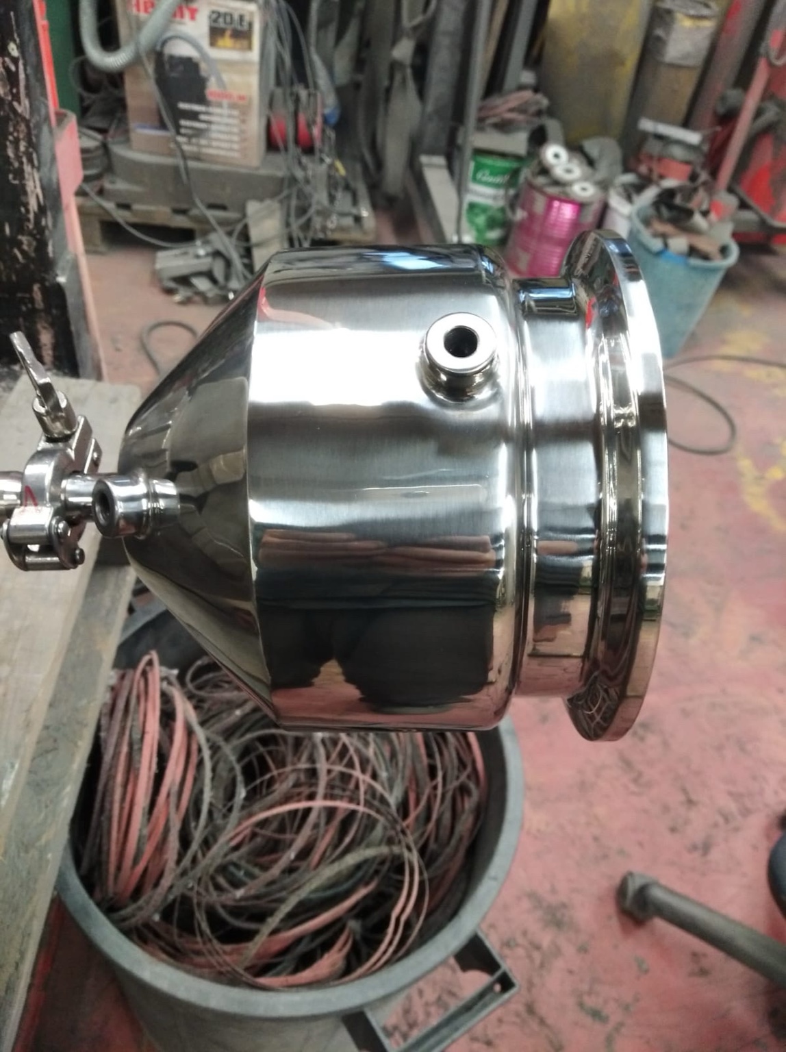 Detail leštěného nerezu – hladký a čistý povrch